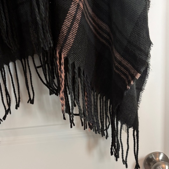 Universal Thread Shawl - Picture 3 of 6